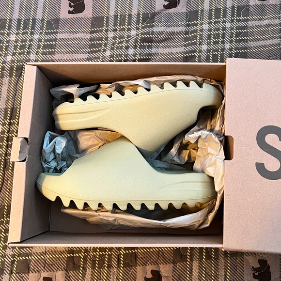 Yeezy slides ‘Resin’ 2022 - Picture 7 of 9